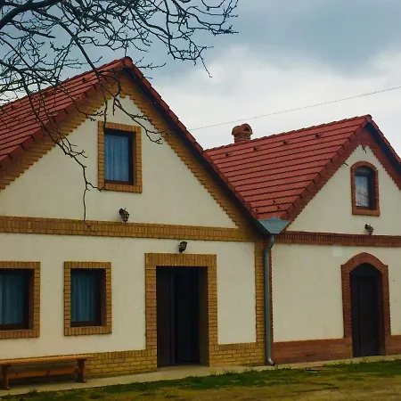 Takacs Pince Apartman Hajos Exterior photo